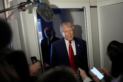 Donald Trump habla con periodistas en el Air Force One, este jueves.