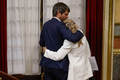 La vicepresidenta segunda y ministra de Trabajo, Yolanda Díaz, emocionada junto a Ernest Urtasun, ministro de Cultura, durante el pleno en el Congreso de los Diputados.