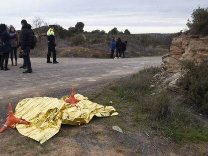 El cos d&#039;una de les v&iacute;ctimes, tapat.