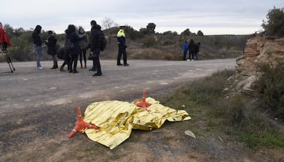 El cos d'una de les víctimes, tapat.