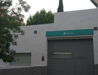 Aspecto de la entrada al antiguo taller en el que se ubican las nuevas cocinas de Deliveroo.