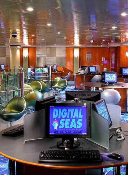 Crystal Cruises ha implantado conexiones a Internet de alta velocidad en sus barcos.