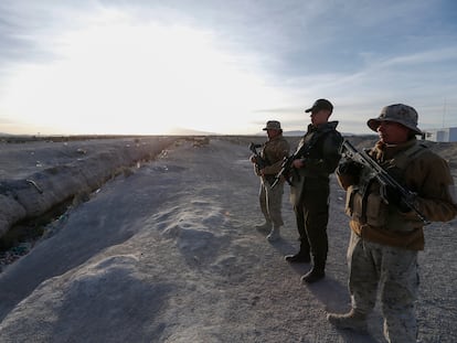 Militares de Chile vigilan la frontera para controlar el ingreso irregular de migrantes, en la comuna de Colchane (Chile), este lunes.