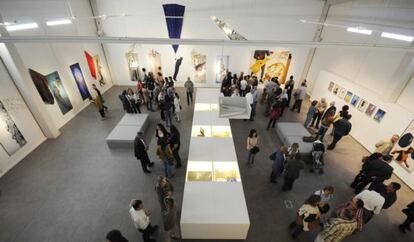 Una panorámica de la sala de exposición con las obras de Heras.