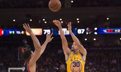 Curry lanza ante Joseph.