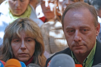 Los padres de Marta del Castillo comparecen ante los medios en Sevilla en 2009.