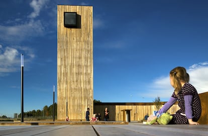 <b>TORRE DE SOLBERG, SARPSBORG (NORUEGA) / SAUNDERS ARKITEKTUR. </b>La torre mirador de Solberg forma parte de un área de descanso (inaugurada en 2010) en la carretera que une Suecia con el sur de Noruega. Su altura es de 30 metros. El proyecto incluye, además, una zona de exposición. “El bosque de los alrededores está lleno de esculturas de grabados rupestres, pero nadie sabe de ellos, porque la gente suele estar solo de paso y con ganas de llegar a Oslo”, recoge la memoria del proyecto.