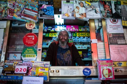 Santiago, kiosquero, en su establecimiento del barrio de Juan de la Cierva (Getafe).