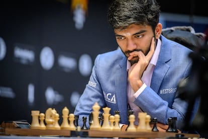 Gukesh, durante su partida contra Niepómniashi en la 10ª ronda, este lunes en Toronto