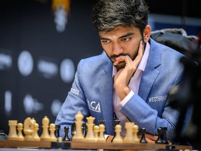 Gukesh, durante su partida contra Niepómniashi en la 10ª ronda, este lunes en Toronto