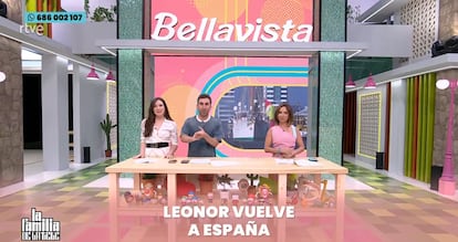 Inés Hernand, Aitor Albizua y María Patiño, presentando 'La familia de la tele'