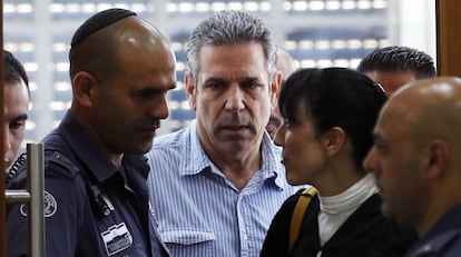 Gonen Segev, en el centro, el pasado julio en un tribunal de Jerusalén.