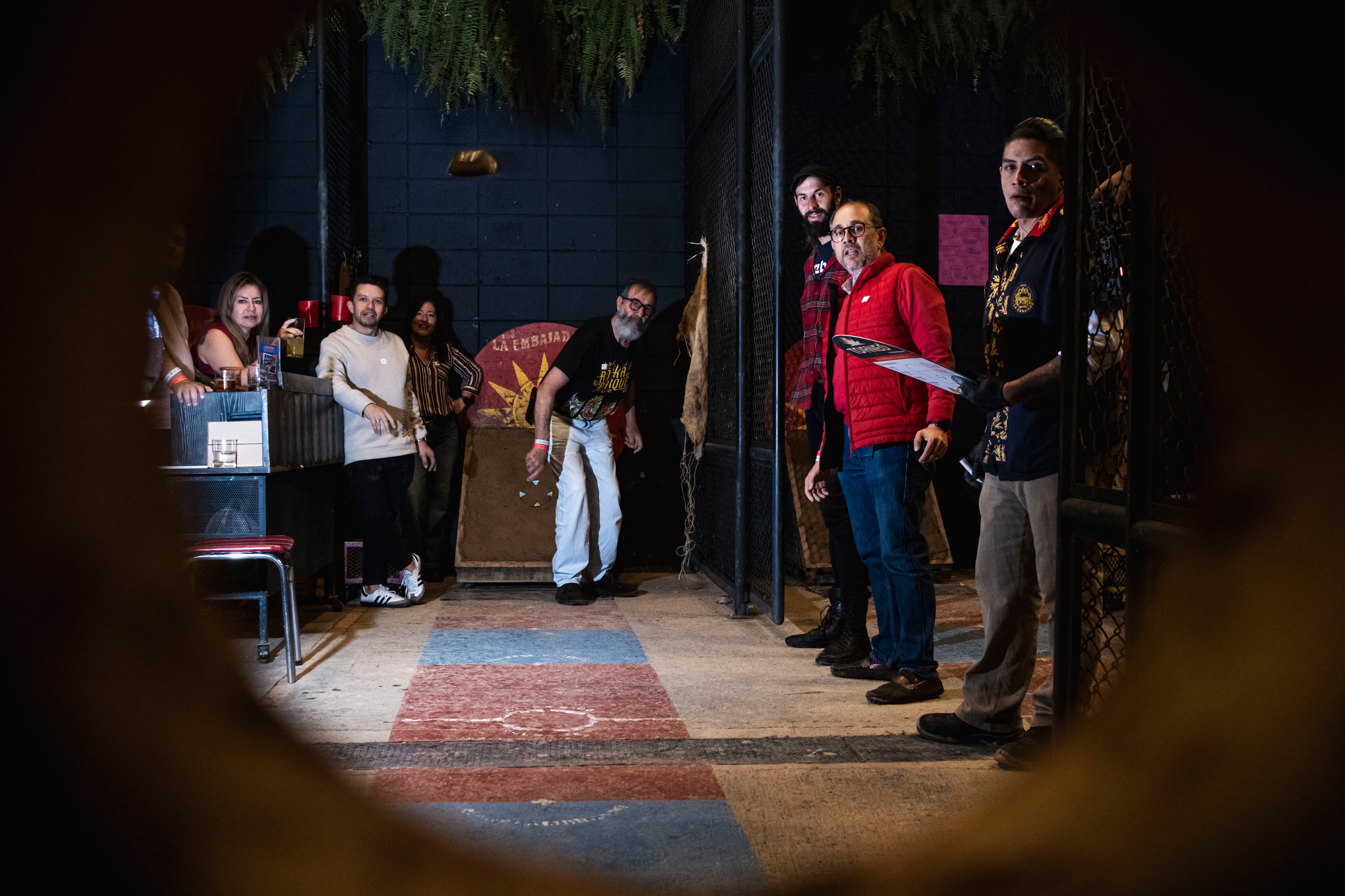 Participantes en una cancha de tejo.