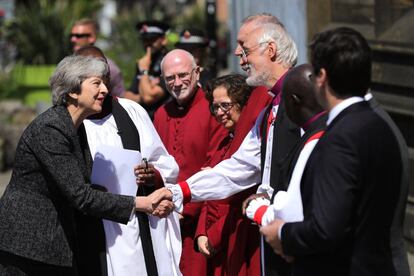 La primera ministra Theresa May en su llegada al memorial convocado en la Catedral de Manchester.  