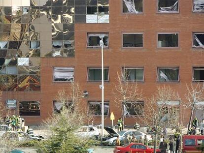 Vista del lugar en el que se produjo la explosión de un coche bomba en el Campo de las Naciones de Madrid.