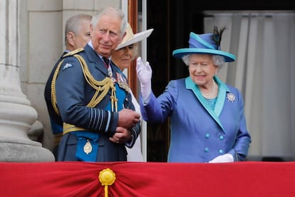 Carlos de Inglaterra y Camilla Parker-Bowles, junto a la reina Isabel II, en el palacio de Buckingham, el pasado julio.