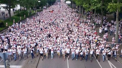 Cientos de aficionados del Stuttgart dirigiéndose al estadio antes del partido ante el Hamburgo