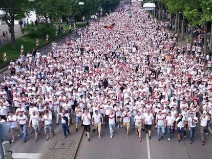 Cientos de aficionados del Stuttgart dirigiéndose al estadio antes del partido ante el Hamburgo