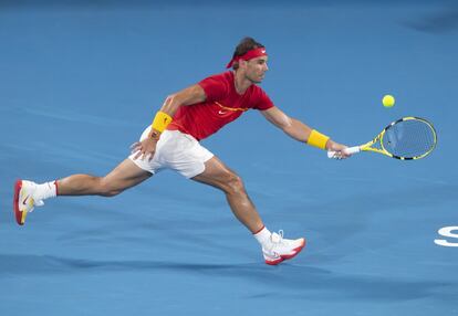 Nadal devuelve una pelota al serbio Djokovic.