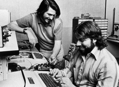 Steve Jobs y Steve Wozniak en el famoso garaje de Jobs en el que crearon Apple Computer en 1976. Se conocieron en 1971, cuando Jobs solo tenía 15 años. Su primera máquina fue el Apple I, del que se fabricaron solo 200 unidades. Se vendían por 666,66 dólares, porque a Wozniak le gustaban los dígitos repetidos. Esta misma primera computadora se subastó en 2011 en Nueva York por 1,59 millones de dólares.