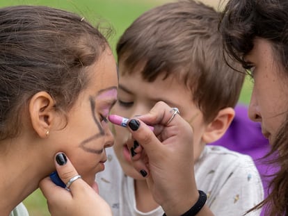 Un taller de maquillaje durante los casales de verano en la sede de Fundesplai, durante el mes de julio.