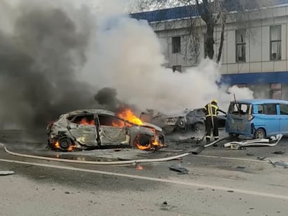 Los equipos de emergencia apagan un coche incendiado en Belgorod, después de que Rusia denunciase un ataque ucranio, ocurrido este sábado.