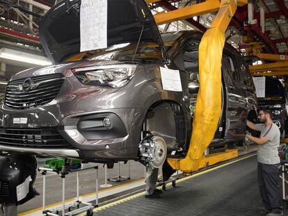 Fabricación del primer vehículo comercial Opel en la fábrica PSA Peugeot Citroën en Vigo