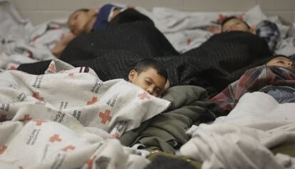 Varios detenidos duermen en un albergue de inmigrantes en Brownsville (Texas) el mi&eacute;rcoles. / Eric Gay (Reuters)