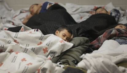 Varios detenidos duermen en un albergue de inmigrantes en Brownsville (Texas) el miércoles. / Eric Gay (Reuters)