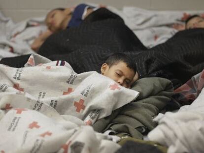 Varios detenidos duermen en un albergue de inmigrantes en Brownsville (Texas) el mi&eacute;rcoles. / Eric Gay (Reuters)