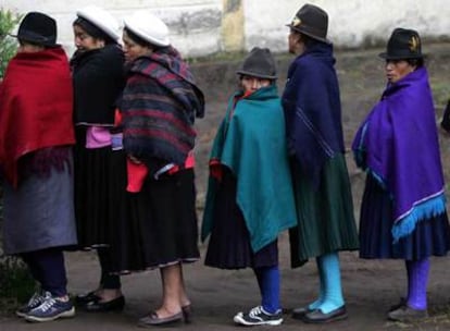 Unas mujeres hacen fila para votar en Pilahuin, en el centro de Ecuador.