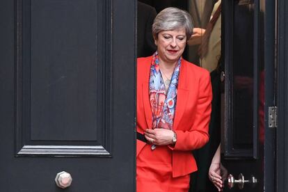 La primera ministra británica, Theresa May, sale de la sede del Partido Conservador en Londres, tras las elecciones generales del Reino Unido.