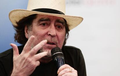 Joaquín Sabina en una rueda de prensa en Quito.