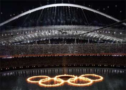 Los cinco aros, que representan los cinco continentes, han ardido en un espectacular comienzo de ceremonia en el Estadio Olímpico de Atenas. El centro del recinto deportivo se ha convertido durante minutos en una fabulosa piscina, de la que han surgido en llamas los famosos aros, símbolo universal del olimpismo.