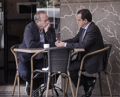 EL JUEZ CASTRO Y EL FISCAL PEDRO HORRACH HABLAN EN LA TERRAZA DE UNA CAFETERIA FRENTE A LA FISCALIA EL 21 DE NOVIEMBRE 2012