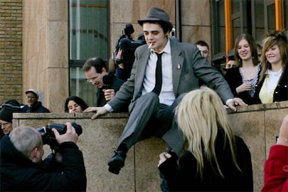 Pete Doherty saliendo del juzgado en Londres y encarándose con los medios.