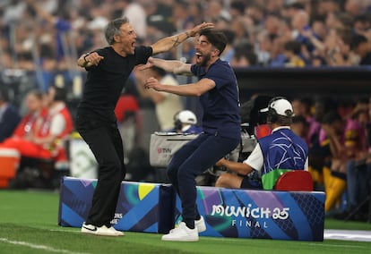 Luis Enrique, entrenador del Paris Saint-Germain, celebra el segundo gol de su equipo.