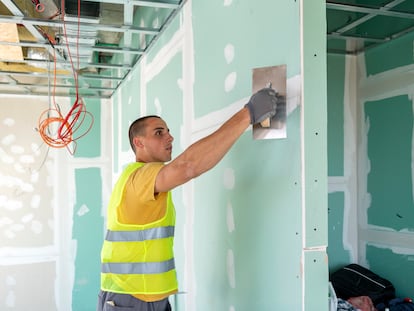 Hombre trabajando en la construccion