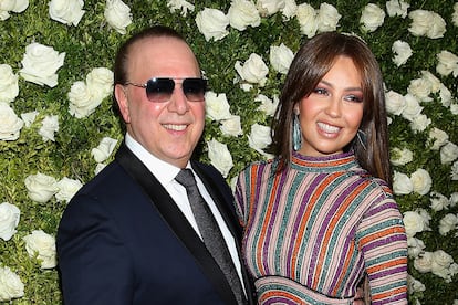 Tommy Mottola a Thalía

El magnate de la industria discográfica obsequió a su esposa, la cantante mexicana, con un rancho valorado en 45 millones de euros en 2006. La mansión está situada a unos 50 kilómetros de la estación de esquí de Aspen y cuenta con su propio lago privado. Seguro que ahí nadie escucha, oye o siente a la gran Thalía.