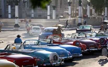 Cotxes clàssics a l'Havana a l'espera de turistes.