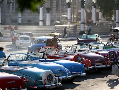 Carros clássicos em Havana à espera de turistas.