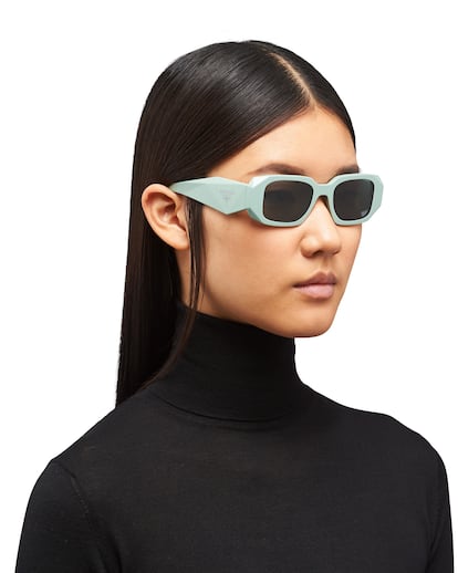 Prada se reafirma en su forma de ver la moda desde la perspectiva más vanguardista con estas gafas de sol de patillas tridimensionales y color pastel que llevan el diseño de gafas al siguiente nivel. 300 euros.