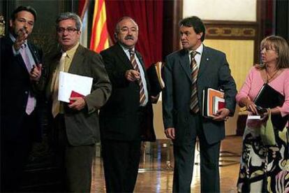 El presidente del Parlamento catalán, Ernest Benach (izquierda), con los presidentes de los grupos que impulsan el Estatuto.