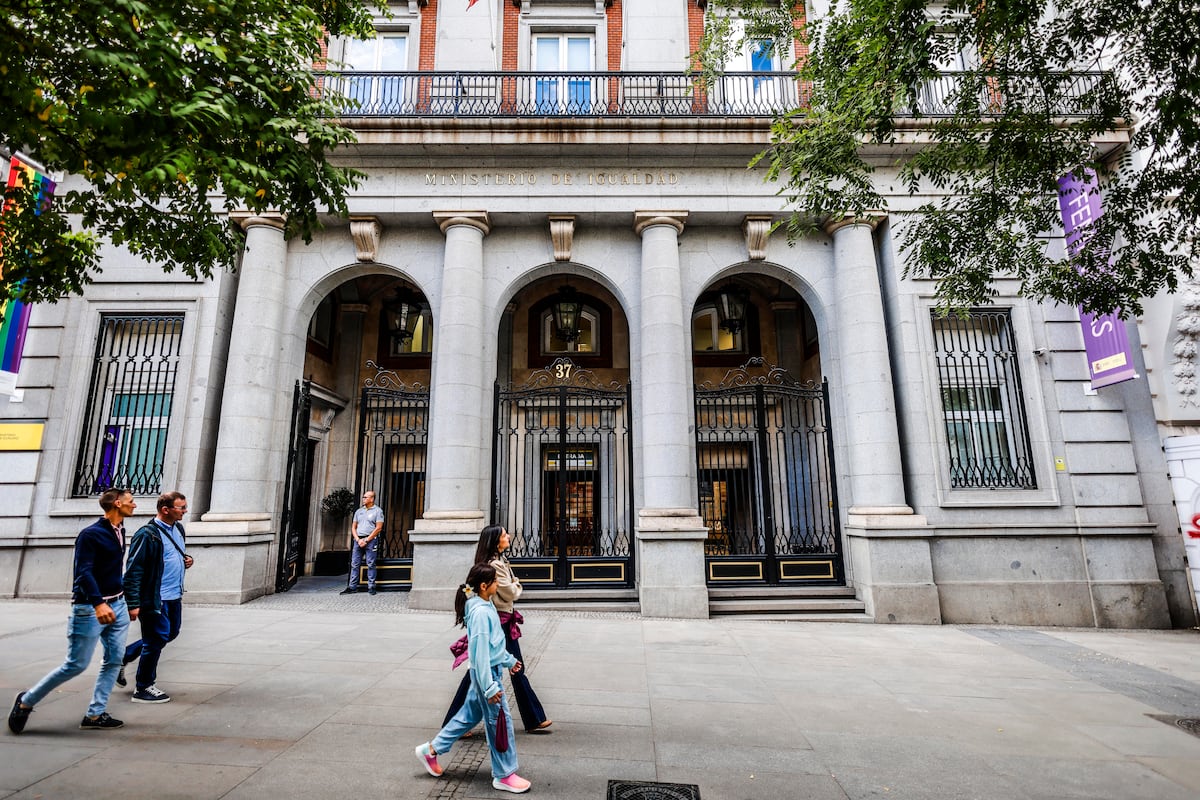 El personal del sistema de las pulseras antimaltrato: “La responsabilidad afecta tanto al ministerio como a las empresas adjudicatarias” | Sociedad