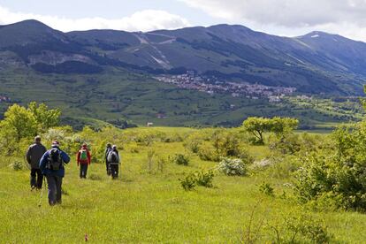 Son pocos los extranjeros que llegan hasta esta región montañosa del centro-sur de Italia que cuenta con tres grandes parques nacionales, como el de Majella (en la foto), bosques densos y prados floridos que dan paso a áridas mesetas y picos graníticos coronados de nieve.