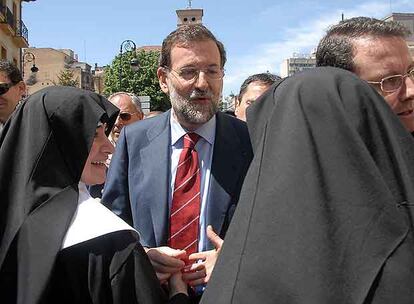 El presidente del PP, Mariano Rajoy, saluda a dos monjas en la plaza de Santo Domingo de Len.