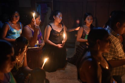 Mayra Pop participa en una de las ceremonias tradicionales con las mujeres de su comunidad. 