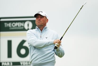 Thomas Bjorn en el par tres del hoyo 16, durante la vuelta de esta hoy.