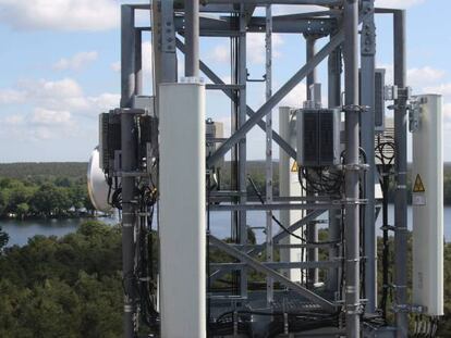 KKR amenaza a Cellnex en la puja por las torres de Deutsche Telekom