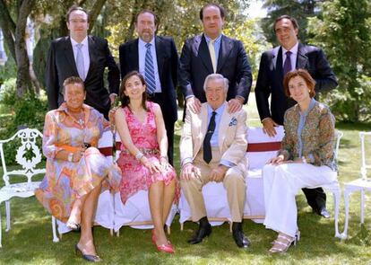 De pie, de izquierda a derecha, los hermanos Emilio, Juan David, Pablo y Juan Carlos Álvarez Mezquiriz.  Sentadas, Maria  José, Marta y Elvira Álvarez, y junto a esta, el padre de todos ellos, David Álvarez, en la última foto al completo del clan familiar, en 2005.